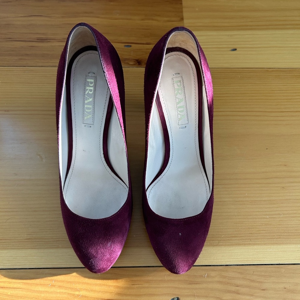 PRADA | Iconic Curved Heel | Burgundy Suede - Picture 2 of 7